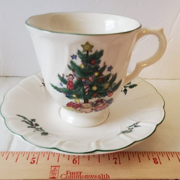 Set of Four Demitasse Cups and Saucers - Picture 4 of 6